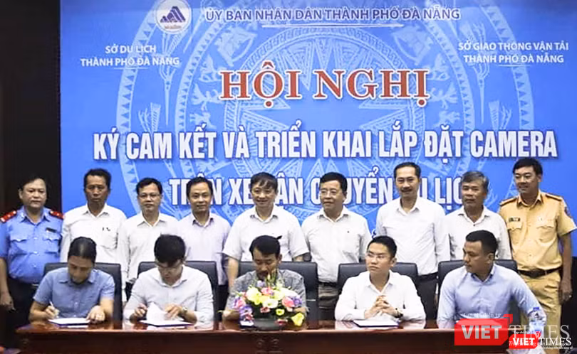 Đại diện các doanh nghiệp ký kết lắp đặt camera trên xe du lịch trước dự chứng kiến của lãnh đạo UBND TP Đà Nẵng và các cơ quan chức năng