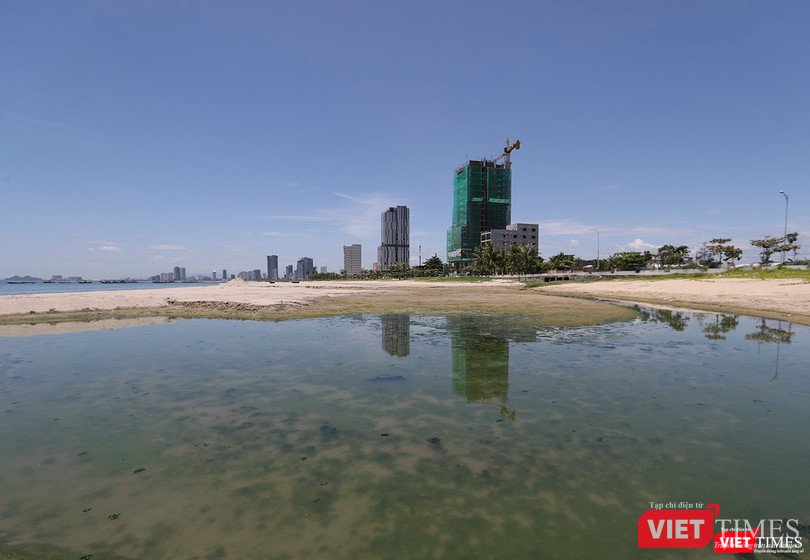 Ai dám tắm trên bãi biển như thế này