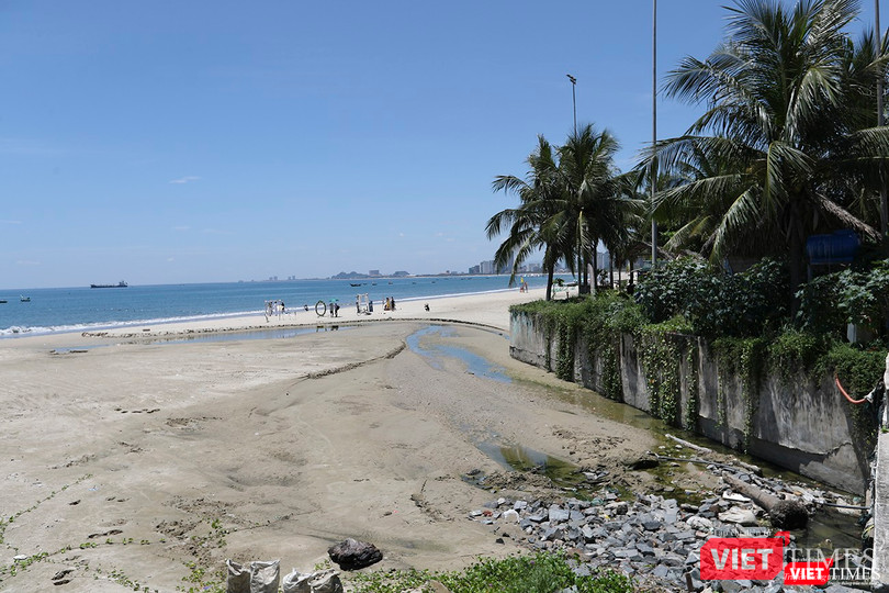 Theo thống kê của Sở TNMT Đà Nẵng, tại khu vực biển phía Đông từ quận Sơn Trà đến quận Ngũ Hành Sơn có 15 cửa xả nước thải ra biển