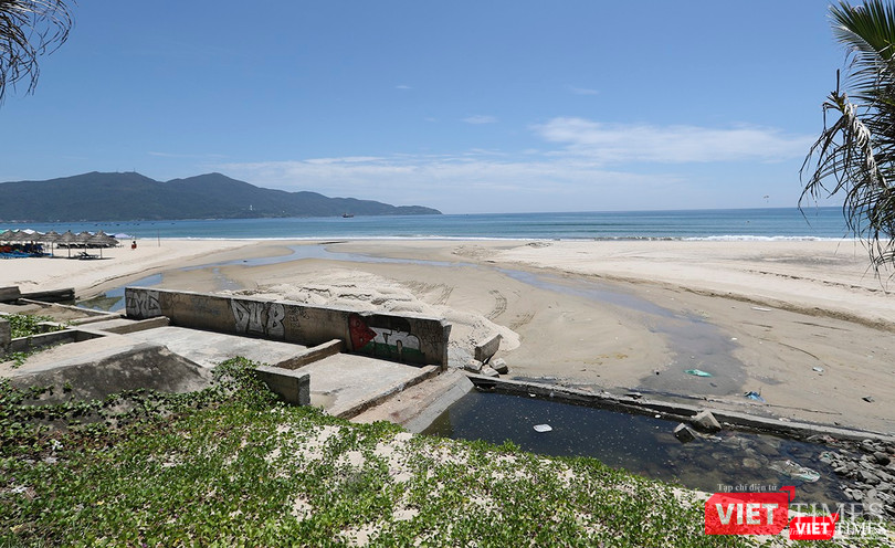 Trên địa bàn quận Sơn Trà có 7 cửa xả, cứ mưa là tống nước thải bẩn thỉu, hôi thối ra biển