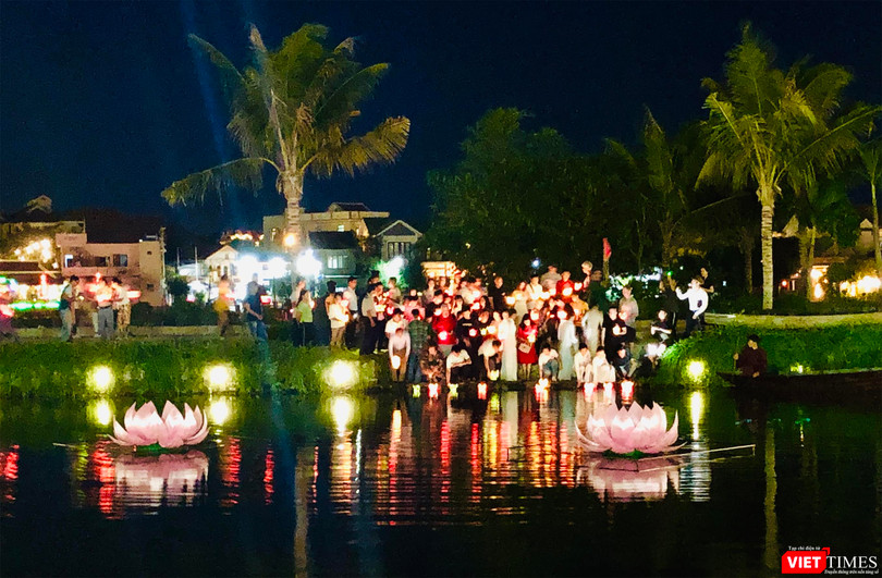 Tối 14/8, tại Hội An, 7 đài sen lớn mừng mùa Vu Lan 2019 đã được thắp sáng trên sông.