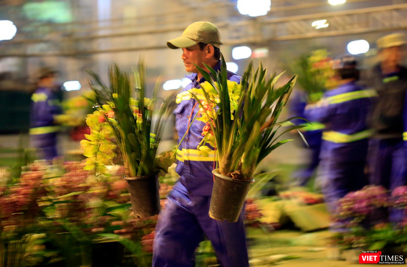Chủ vườn lan đã bất ngờ tặng các anh chị lao công những giò lan tiền triệu là hình ảnh đẹp sau đêm giao thừa ở Đà Nẵng