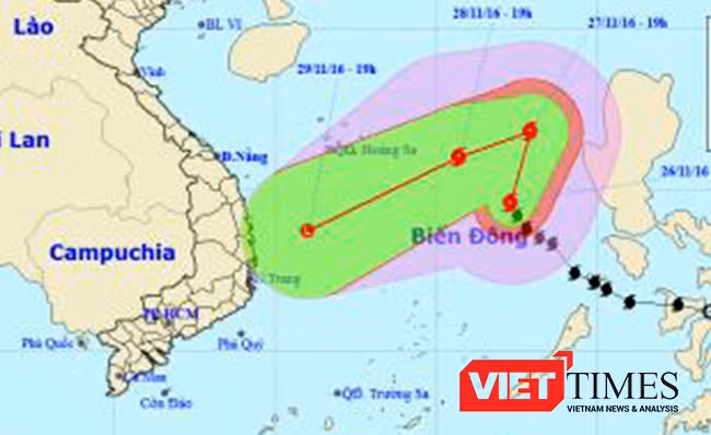Sau khi chuyển hướng từ hướng bắc sang, bão Tokage trực hướng đổ bộ vào Nam Trung Bộ
