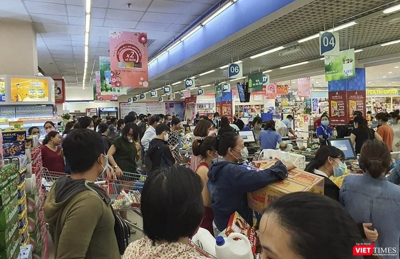 Người dân đi mua sắm hàng hoá tại siêu thị trên địa bàn TP Đà Nẵng