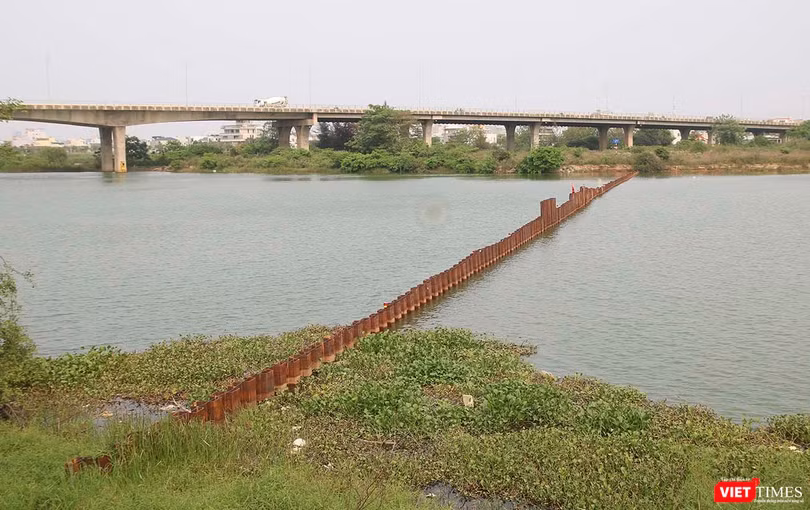 Tuyến đập ngăn mặn số 1 đã được thi công trên công Cẩm Lệ (quận Cẩm Lệ, Đà Nẵng)