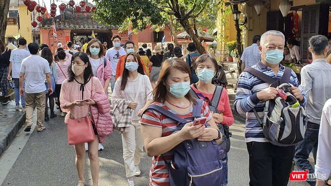 Du khách đeo khẩu trang tham quan tại phố cổ Hội An