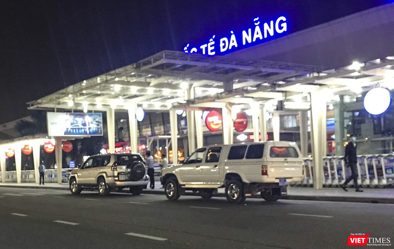 Xe y tế mang BKS tỉnh Quảng Nam gồm 92A-006.38 (biển xanh) và xe 7 chỗ mang BKS 92DA-0016 (biển trắng) chở theo 4 du khách người Anh đến sảnh đi nhà ga quốc nội sân bay Đà Nẵng