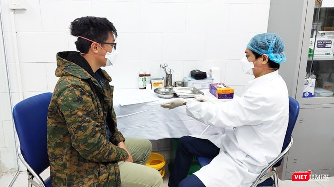 Bác sĩ thăm khám cho bệnh nhân (ảnh Minh Thúy)