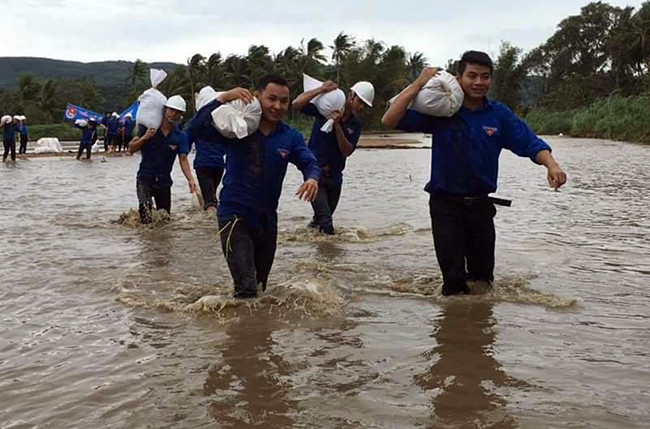 Thắt lòng, bức ảnh, rốn lũ, Bình Định, thiệt hại, mưa lũ, ngập chìm, VietTimes