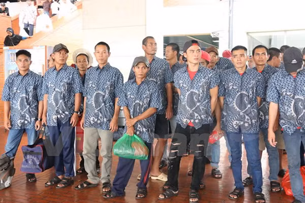 Các ngư dân tại sân bay Soekarno Hatta, Indonesia trước khi về nước. (Ảnh: Đỗ Quyên/Vietnam+)