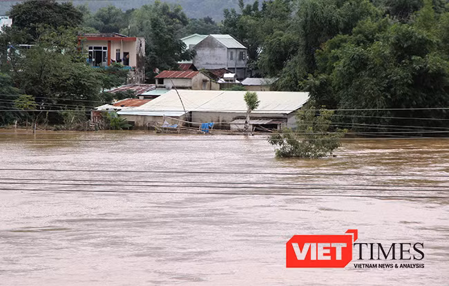 Từ đêm hôm qua đến chiều 2/11, trên địa bàn các huyện miền núi tỉnh Quảng Nam có mưa lớn khiến các thuỷ điện động loạt xả lũ làm nhiều khu vực trên địa bàn tỉnh bị ngập nặng.