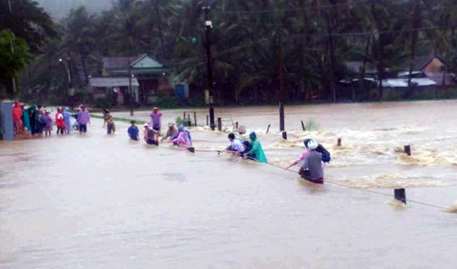 Thắt lòng, bức ảnh, rốn lũ, Bình Định, thiệt hại, mưa lũ, ngập chìm, VietTimes