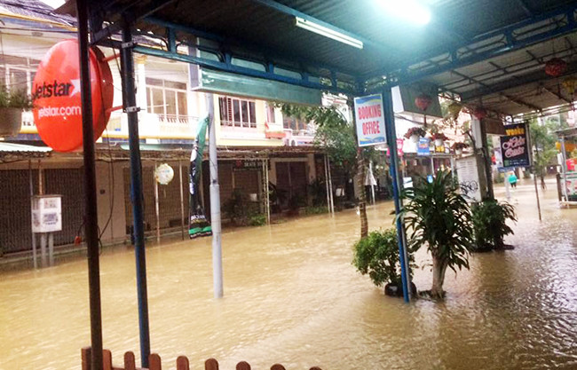 người dân, chạy lũ, ngập lụt, vùng trũng, Phú Yên, Quảng Ngãi, gồng mình gánh lũ, Bình Định, Quảng Nam, thất thủ, lũ dữ, VietTimes