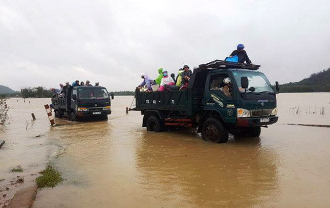 Thắt lòng, bức ảnh, rốn lũ, Bình Định, thiệt hại, mưa lũ, ngập chìm, VietTimes