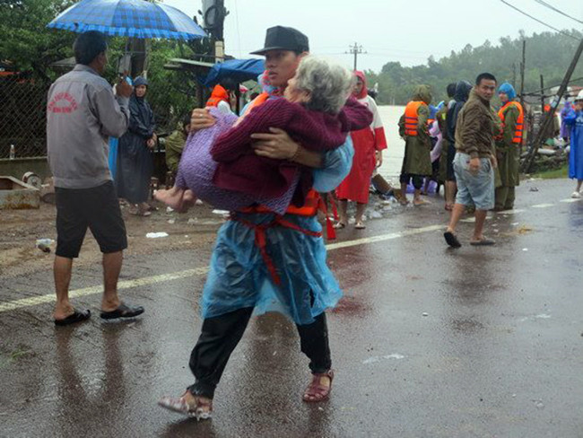 Thắt lòng, bức ảnh, rốn lũ, Bình Định, thiệt hại, mưa lũ, ngập chìm, VietTimes