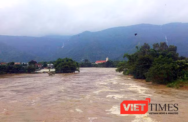 Lũ khẩn cấp trên các sông ở miền Trung, hàng ngàn hộ dân đã phải sơ tán khẩn
