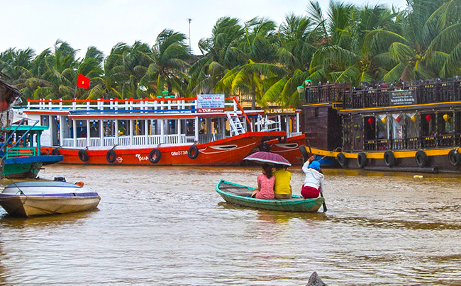 Du khách dong thuyền đi chơi lũ trên sông Hoài