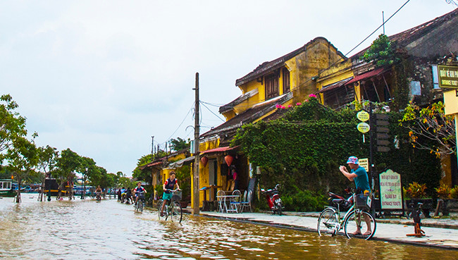 Du khách thích thú