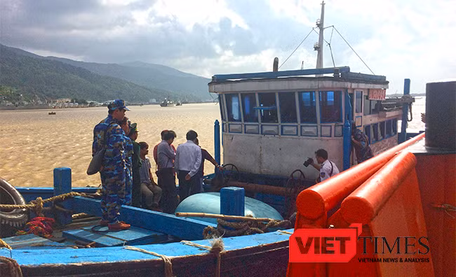 Tàu cá ĐNa 0494 TS được tàu Cảnh sát biển cứu nạn và lai dắt về bờ an toàn