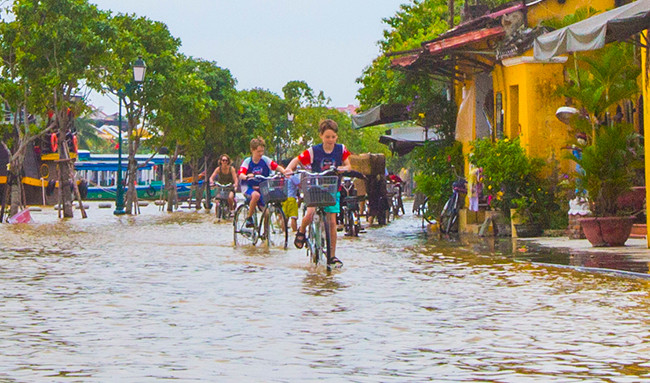 Trẻ em nước ngoài thích thú với Hội An 