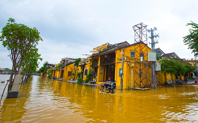 Chớm lũ, Hội An đủ đẹp để mê hoặc du khách