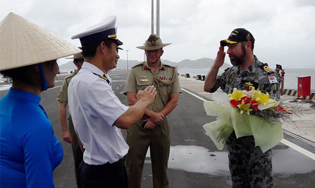 Hải quân Australia, khu trục, HMAS WARRAMUNGA,Hải quân Hoàng gia, Cảng quân sự Cam Ranh, tên lửa hành trình, VietTimes