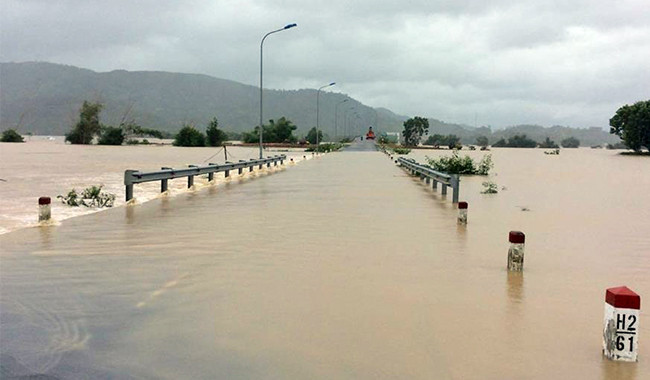 lũ lụt, miền trung, bão, thiệt hại, cứu đói, khẩn cấp, VietTimes