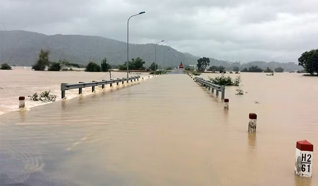 lũ lụt, miền trung, bão, thiệt hại, cứu đói, khẩn cấp, VietTimes