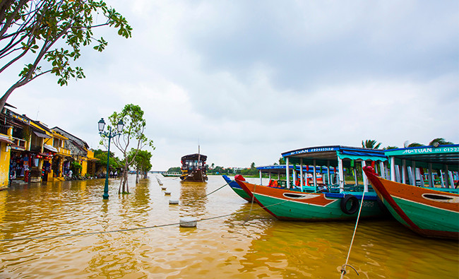 Trên phố...dưới thuyền