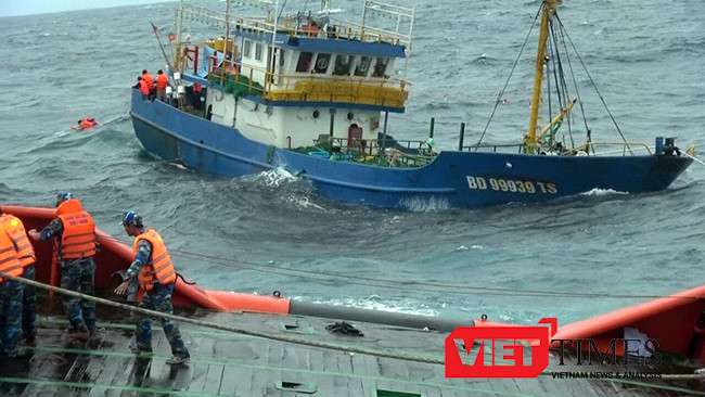 Lực lượng Cảnh sát biển nỗ lực cứu nạn tàu cá vỏ thép BĐ 99939 TS