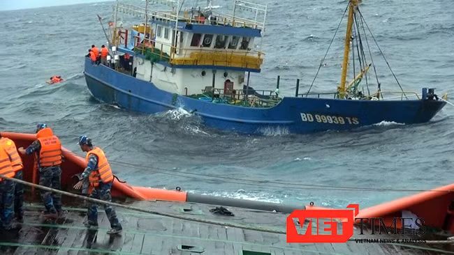 Lực lượng Cảnh sát biển nỗ lực cứu nạn tàu cá vỏ thép BĐ 99939 TS