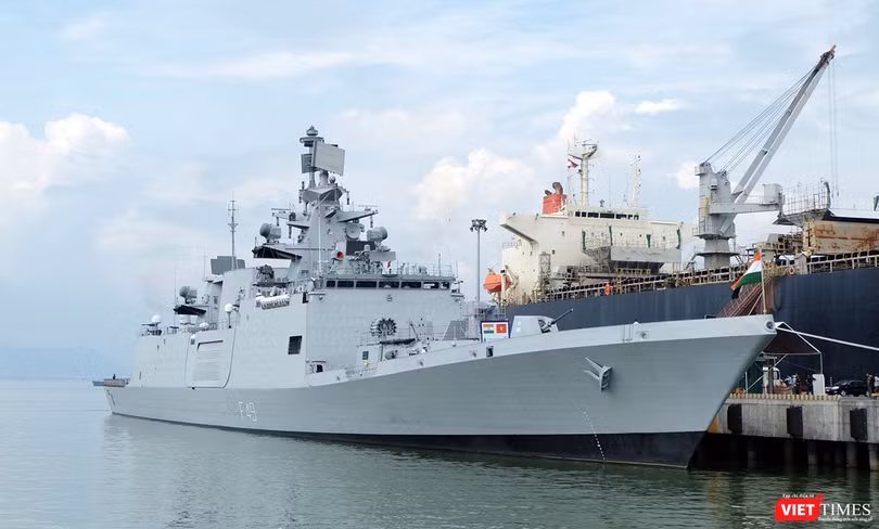 Tàu Hải quân Ấn Độ trong một chuyến thăm Đà Nẵng vào năm 2015