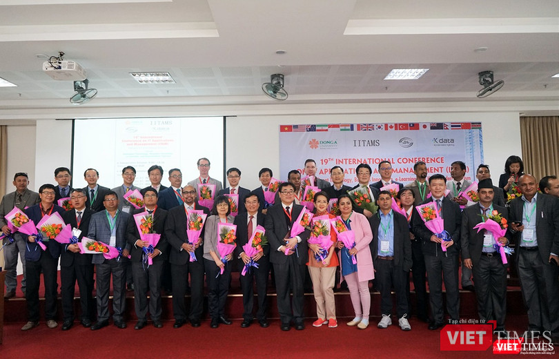 Các chuyên gia tham dự Hội thảo chụp ảnh lưu niệm