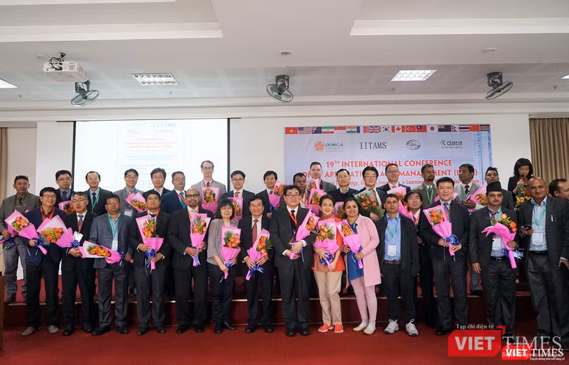 Các chuyên gia tham dự Hội thảo chụp ảnh lưu niệm