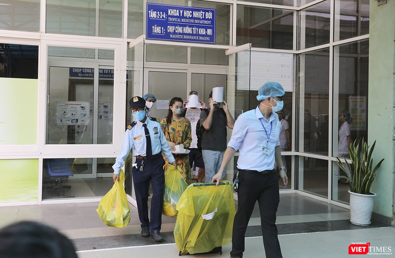 Các bệnh nhân mắc COVID-19 được điều trị đầu tiên tại Bệnh viện Đà NẴng được xuất viện, chuyển cách ly