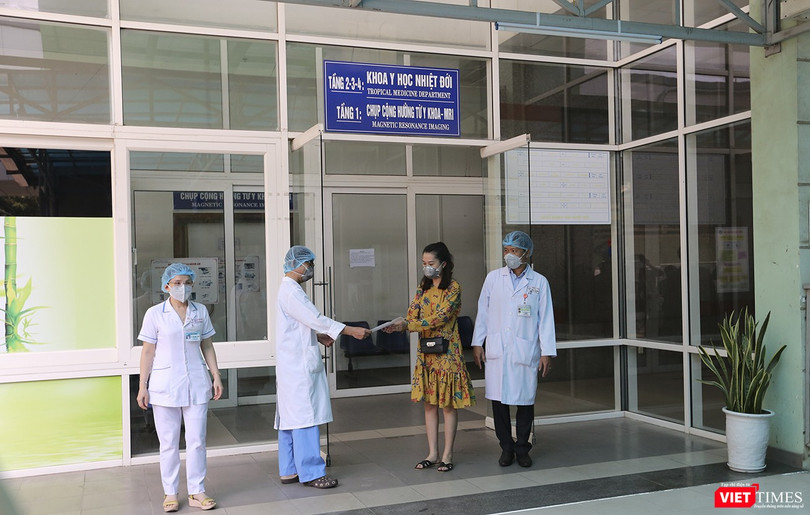 Bệnh nhân mắc COVID-19 thứ 35 nhận giấy chứng nhận sức khỏe từ Bệnh viện Đà Nẵng để xuất viện