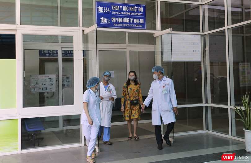Bệnh nhân mắc COVID-19 thứ 35 ở Đà Nẵng tại buổi xuất viện