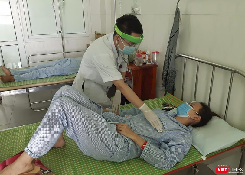 Bệnh nhân bị ngộ độc do ăn phải pate Minh Chay đang điều trị tại Bệnh viện đa khoa Vĩnh Đức (Ảnh bệnh viện cung cấp)