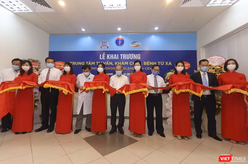 Quang cảnh buổi khai trương Trung đưa Trung tâm Tư vấn, khám chữa bệnh từ xa, ứng dụng hệ thống Telehealth vào phục vụ chăm sóc sức khỏe người dân tại Bệnh viện Trung ương Huế.