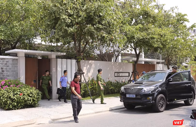 Sáng 18/3, Cơ quan điều tra Bộ Công an đã ra quyết định khởi tố bị can, tiến hành khám xét nhà ông Nguyễn Ngọc Tuấn - nguyên Phó Chủ tịch UBND TP Đà Nẵng, cũng là một trong những cán bộ có liên quan đến sai phạm về quản lý và sử dụng tài sản đất đai tại Đ