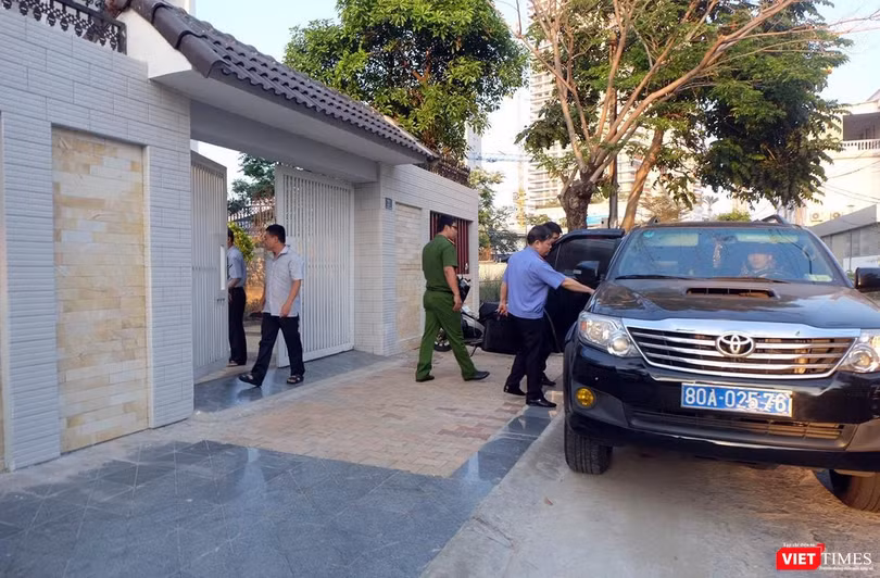 Lực lượng chức năng tiến hành khám xét tại nhà riêng của ông Nguyễn Thanh Sang - nguyên Giám đốc Sở Tài chính TP Đà Nẵng, chiều 19/3.