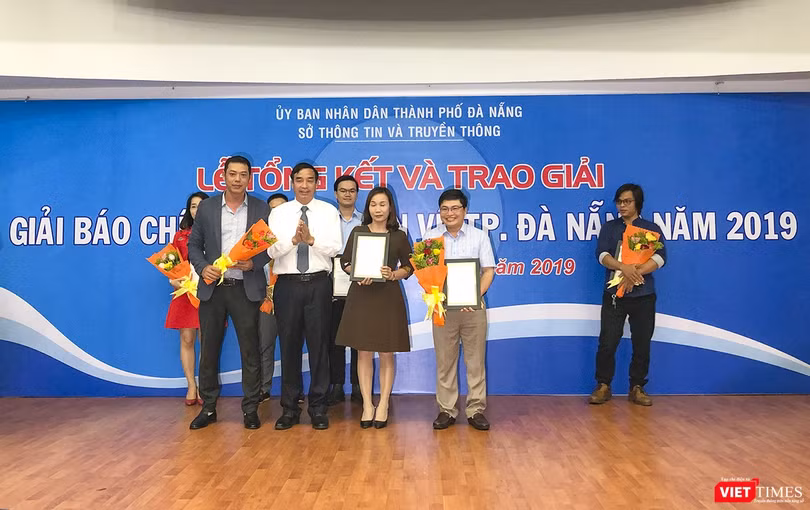 Ông Lê Trung Chinh - Phó Chủ tịch UBND TP Đà Nẵng trao Giải báo chí tuyên truyền TP Đà Nẵng năm 2019 cho các tác giả có tác phẩm đoạt giải