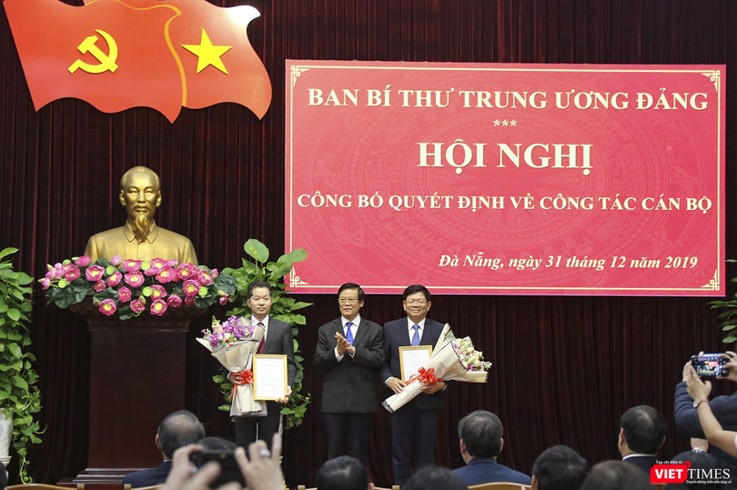 Ông Hà Ban - Phó Trưởng Ban Tổ chức Trung ương trao quyết định và hoa chúc mừng cho ông Nguyễn Văn Quảng (bìa trái)