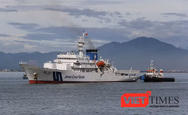 Tàu Cảnh sát biển Nhật Bản mang tên KOJIMA (PL 21) cùng 94 thủy thủ và thực tập viên thuộc Lực lượng bảo vệ bờ biển Nhật Bản trên vịnh Đà Nẵng