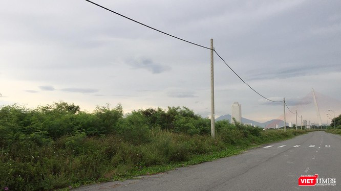 Vệt 65 lô đất của 32 nhà đầu tư tại Khu đông nam Đài tưởng niệm TP Đà Nẵng phải chịu cảnh bỏ hoang hơn 10 năm nay do quyết định thu hồi của UBND TP Đà Nẵng