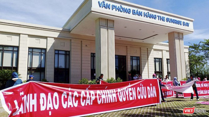 Liên quan đến vụ án "Vũ nhôm", khách hàng mua nhà tại dự án liên tục tập trung tại văn phòng dự án kêu cứu, đòi quyền lợi.