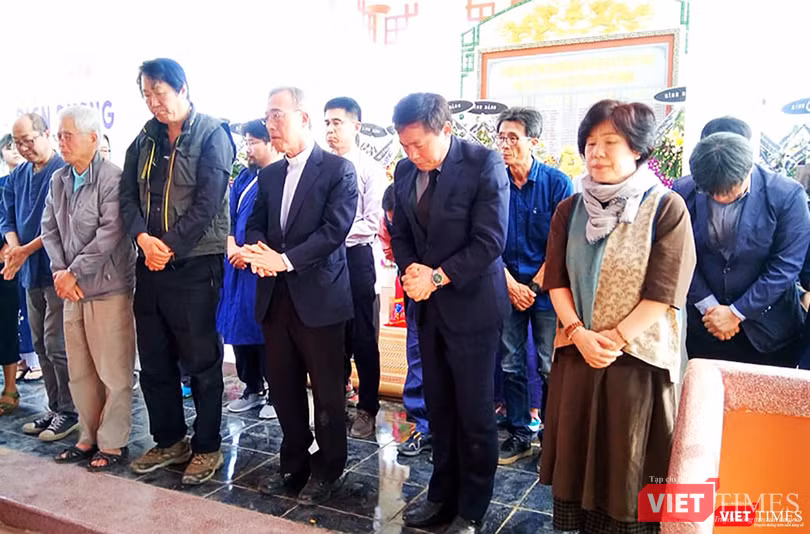 Lễ tưởng niệm có sự hiện diện của ông Kang U Il-Chủ tịch Quỹ Hòa bình Hàn-Việt (làm Trưởng đoàn), ông Kim Hyun Kwon- Đại biểu Quốc hội Hàn Quốc, cùng các thành viên của Quỹ Hòa bình Hàn-Việt .