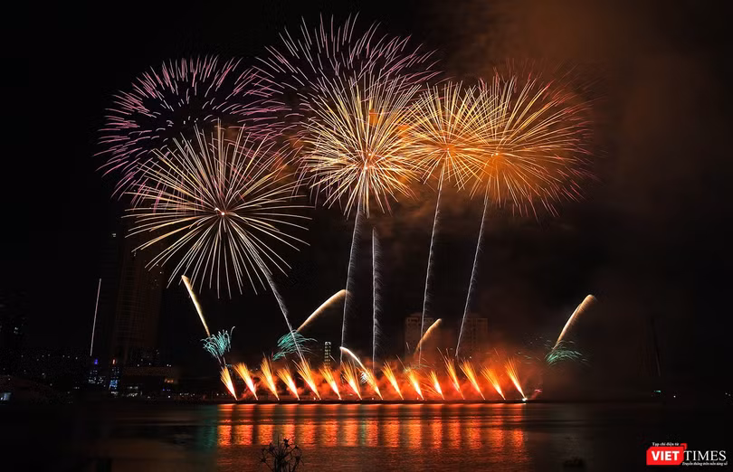 Đà Nẵng sẽ bắn hơn 1.000 quả pháo hoa từ giữa sông Hàn để chào năm mới 2018