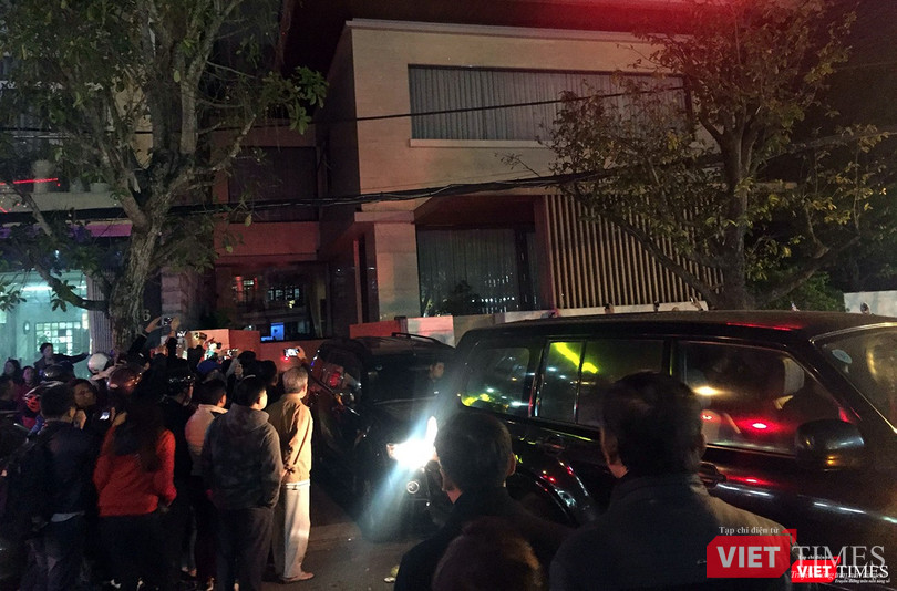 Đoàn xe rời ngôi nhà số 82 Trần Quốc Toản (quận Hải Châu, Đà Nẵng) sau khi kết thúc khám xét