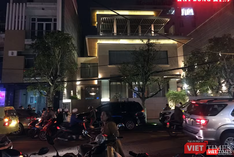 Trước đó, chiều tối cùng ngày, lực lượng an ninh điều tra Bộ Công an đã tiến hành khám xét nhà ông Phan Văn Anh Vũ